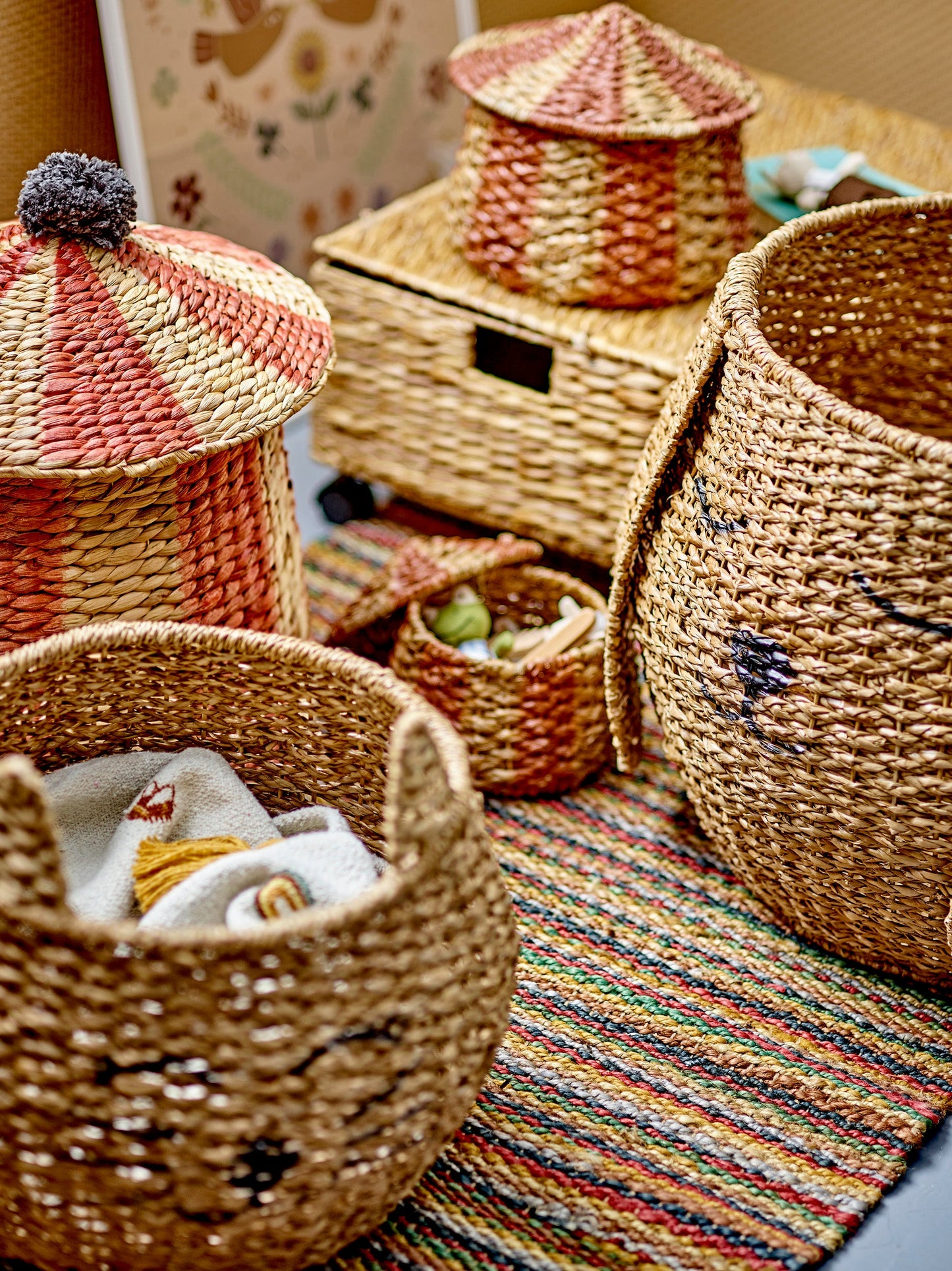 Birsen Basket w/Lid, Red, Water Hyacinth